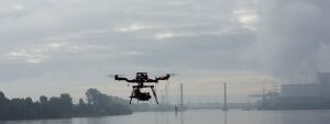 Drohne vor Industrie-Himmel